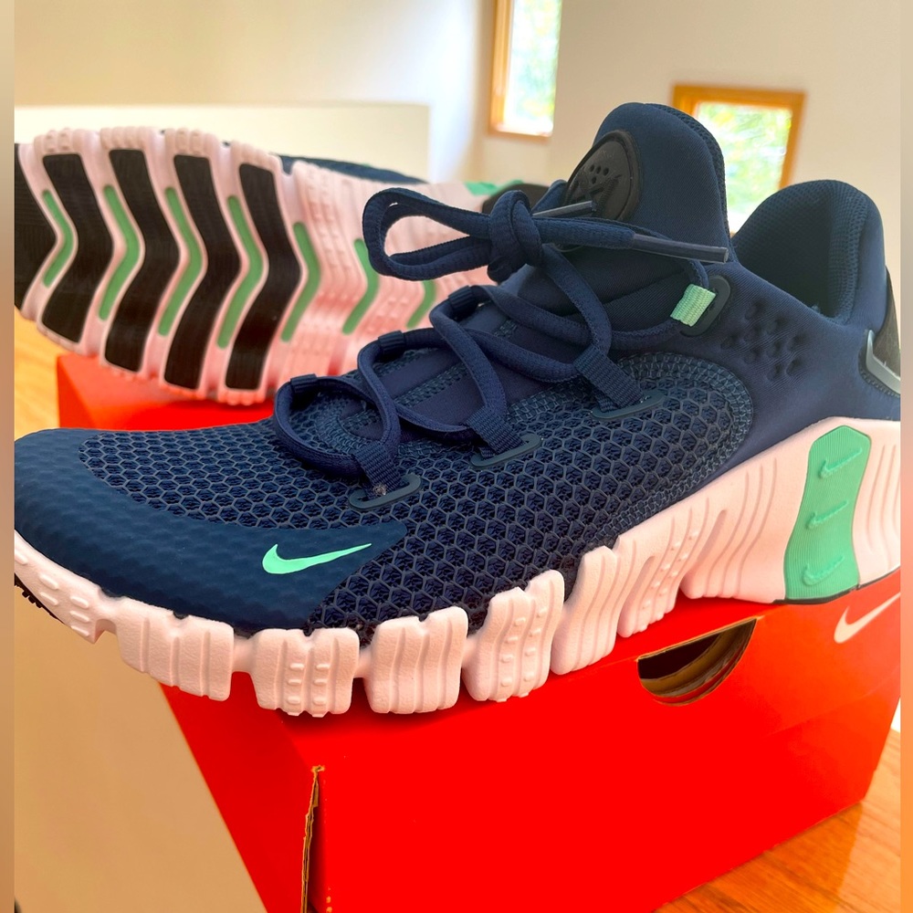 Brand new never worn NIKE FREE METCON4 women’s sneakers in navy